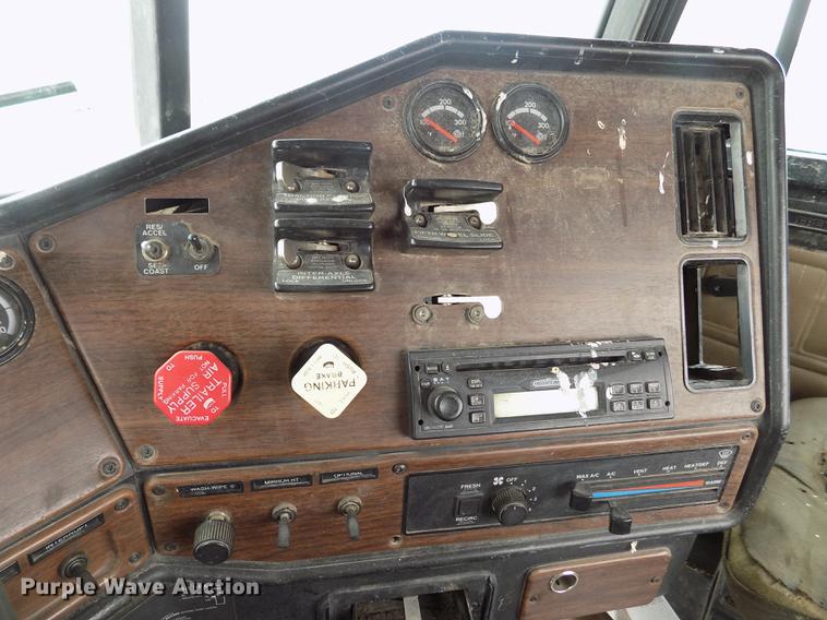 image for item FG9376 2006 Freightliner FLD120 semi truck