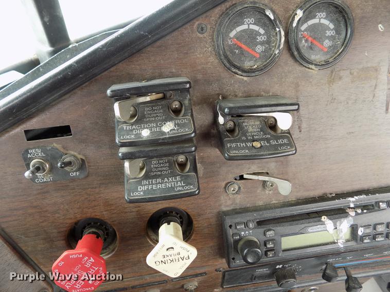 image for item FG9376 2006 Freightliner FLD120 semi truck