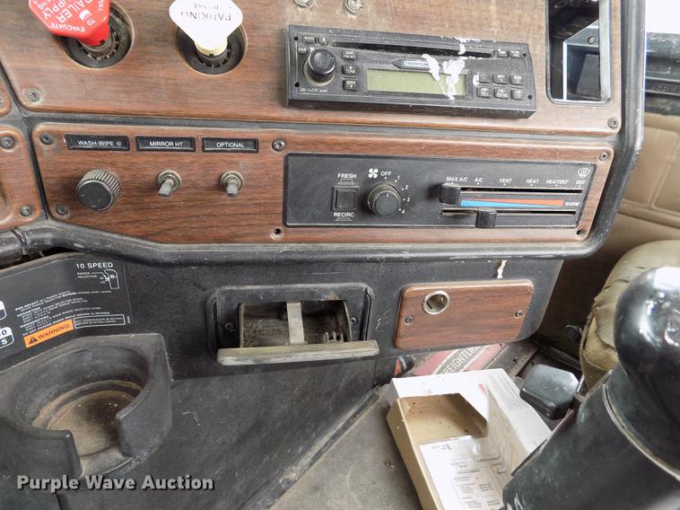 image for item FG9376 2006 Freightliner FLD120 semi truck