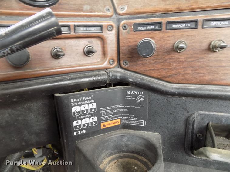 image for item FG9376 2006 Freightliner FLD120 semi truck