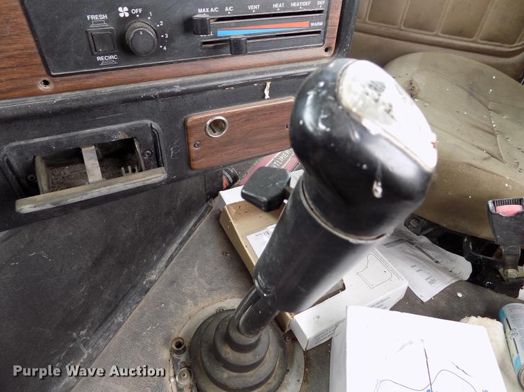 image for item FG9376 2006 Freightliner FLD120 semi truck