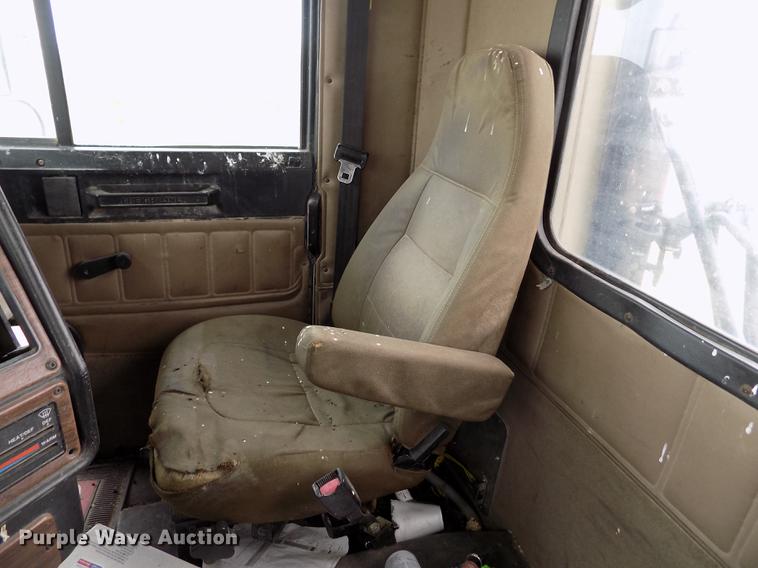 image for item FG9376 2006 Freightliner FLD120 semi truck