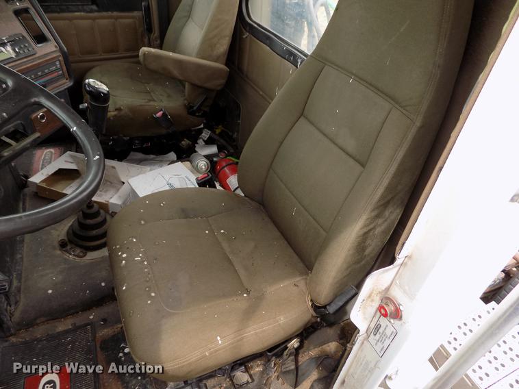 image for item FG9376 2006 Freightliner FLD120 semi truck