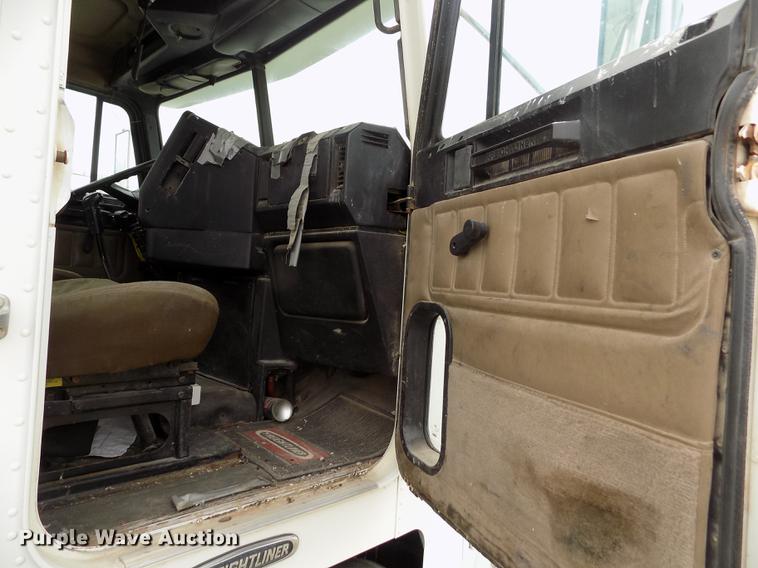 image for item FG9376 2006 Freightliner FLD120 semi truck