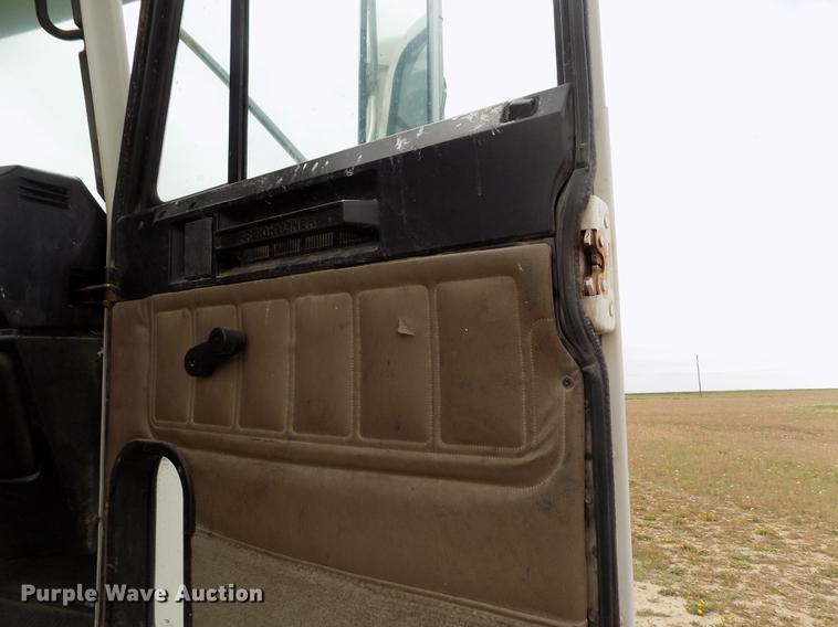 image for item FG9376 2006 Freightliner FLD120 semi truck