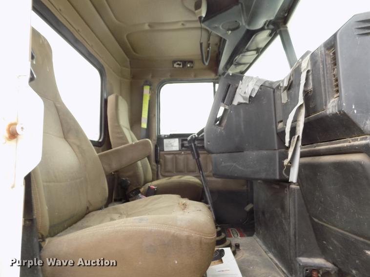 image for item FG9376 2006 Freightliner FLD120 semi truck