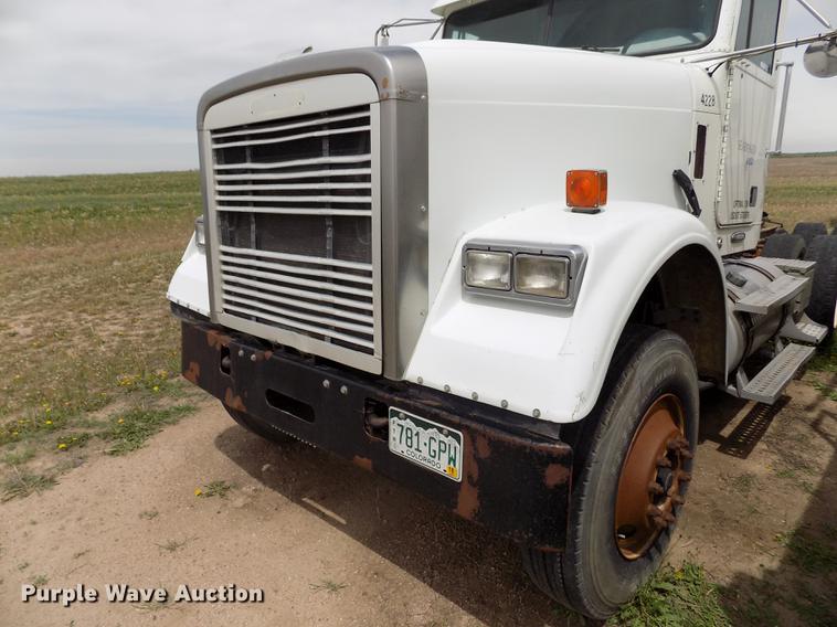 image for item FG9376 2006 Freightliner FLD120 semi truck