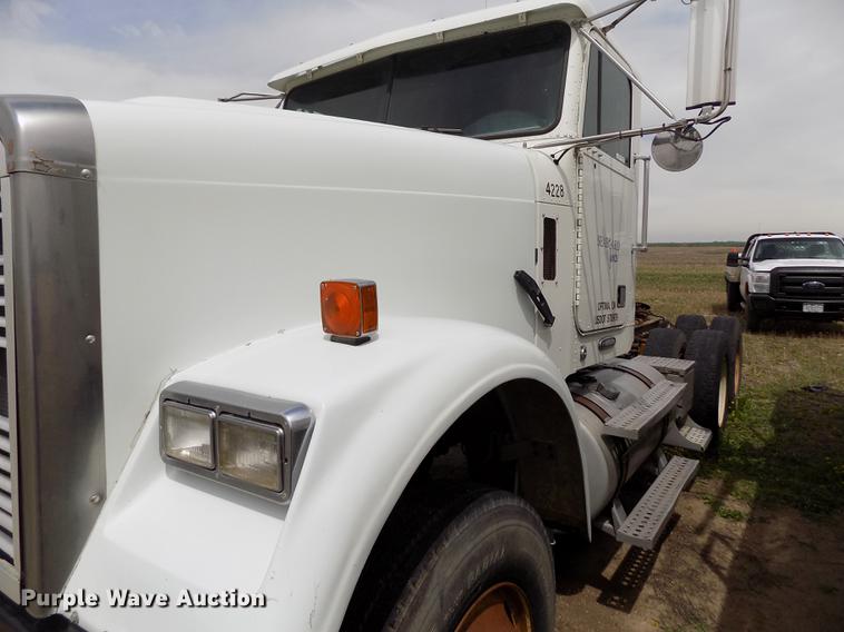 image for item FG9376 2006 Freightliner FLD120 semi truck