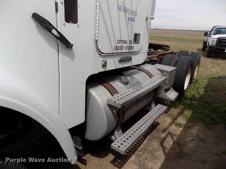 image for item FG9376 2006 Freightliner FLD120 semi truck