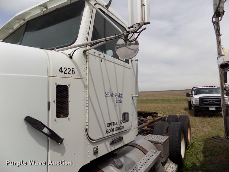 image for item FG9376 2006 Freightliner FLD120 semi truck