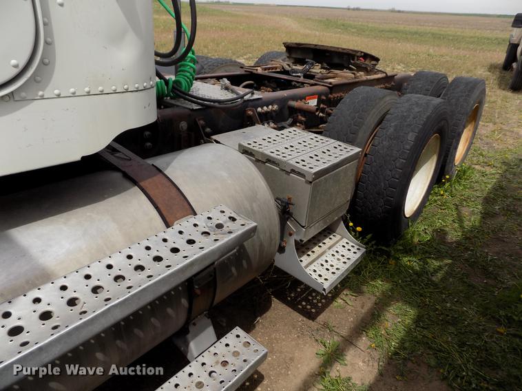 image for item FG9376 2006 Freightliner FLD120 semi truck