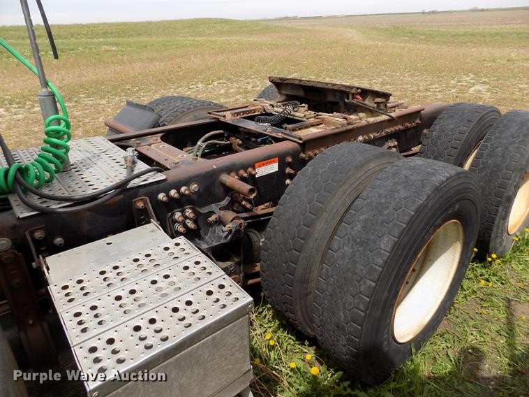 image for item FG9376 2006 Freightliner FLD120 semi truck