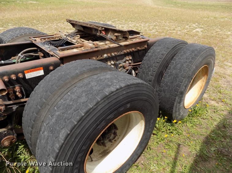 image for item FG9376 2006 Freightliner FLD120 semi truck