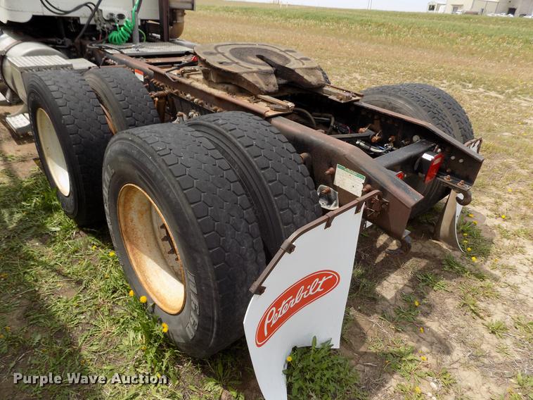 image for item FG9376 2006 Freightliner FLD120 semi truck