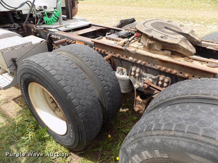 image for item FG9376 2006 Freightliner FLD120 semi truck