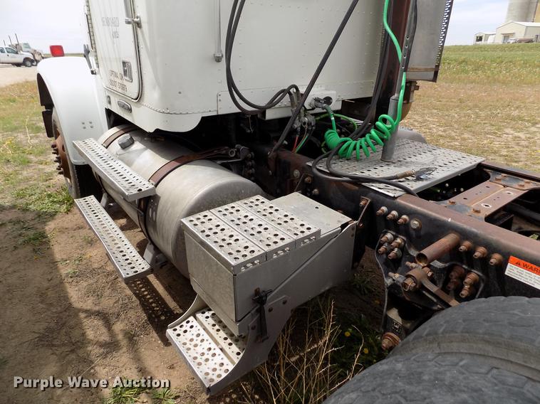 image for item FG9376 2006 Freightliner FLD120 semi truck