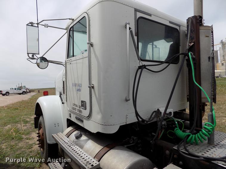 image for item FG9376 2006 Freightliner FLD120 semi truck