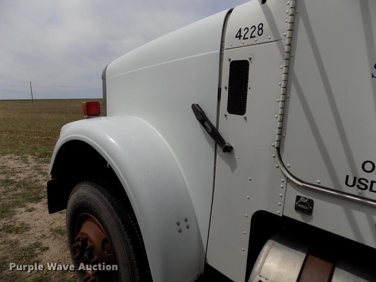 image for item FG9376 2006 Freightliner FLD120 semi truck