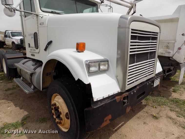 image for item FG9376 2006 Freightliner FLD120 semi truck