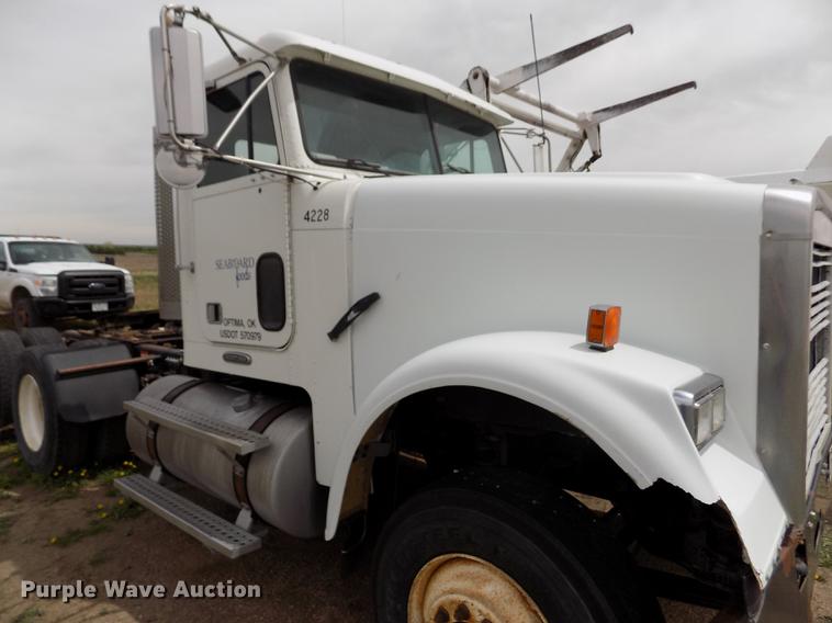 image for item FG9376 2006 Freightliner FLD120 semi truck