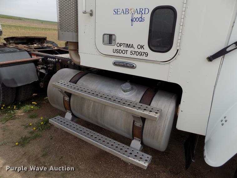 image for item FG9376 2006 Freightliner FLD120 semi truck