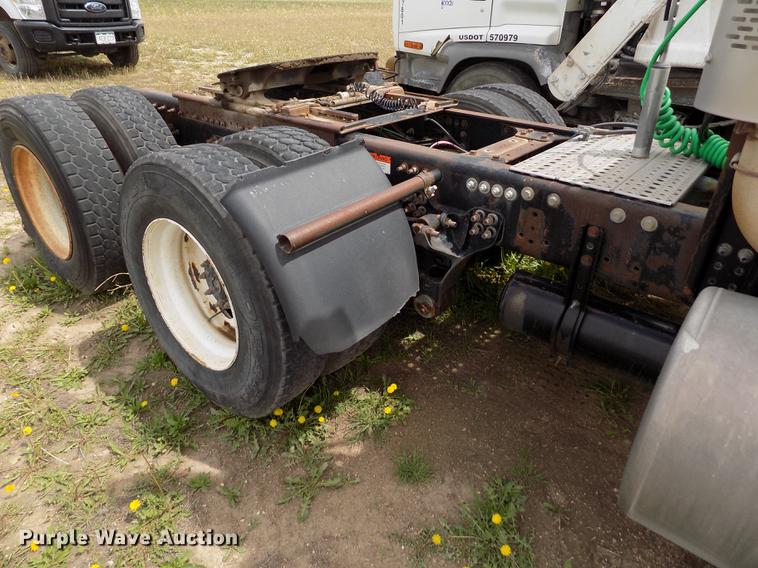 image for item FG9376 2006 Freightliner FLD120 semi truck