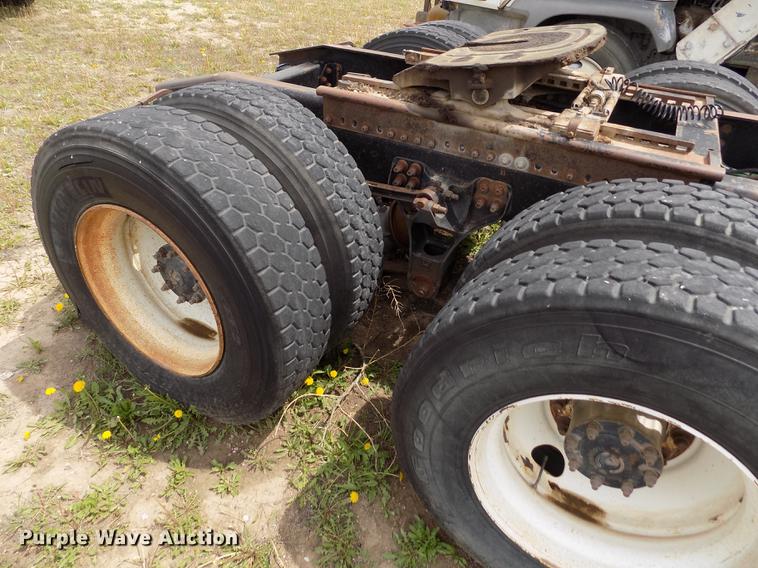 image for item FG9376 2006 Freightliner FLD120 semi truck