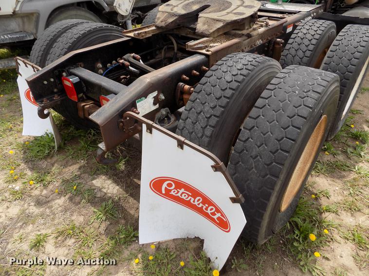 image for item FG9376 2006 Freightliner FLD120 semi truck