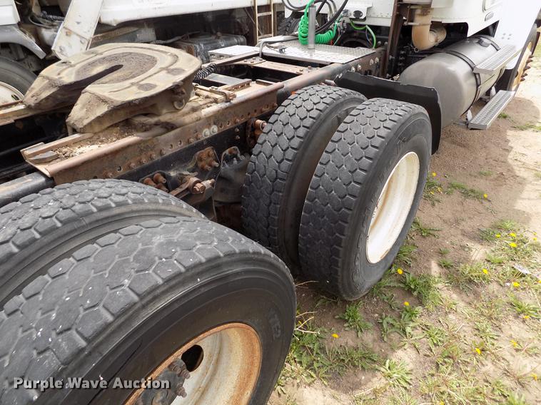 image for item FG9376 2006 Freightliner FLD120 semi truck