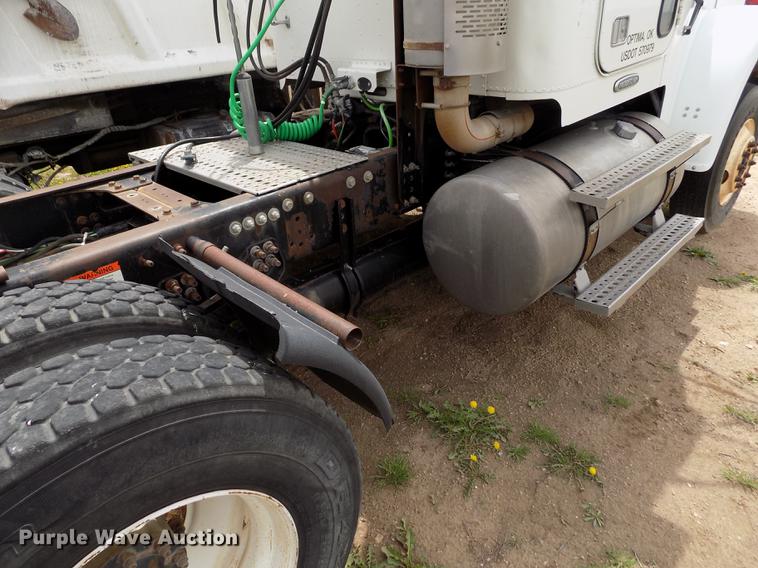 image for item FG9376 2006 Freightliner FLD120 semi truck