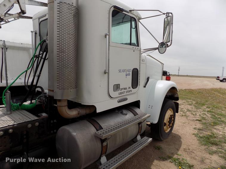 image for item FG9376 2006 Freightliner FLD120 semi truck