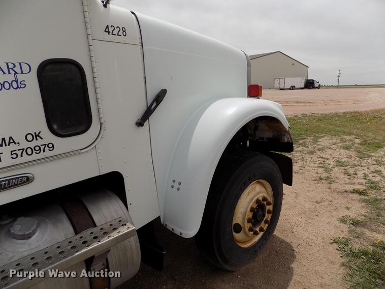 image for item FG9376 2006 Freightliner FLD120 semi truck