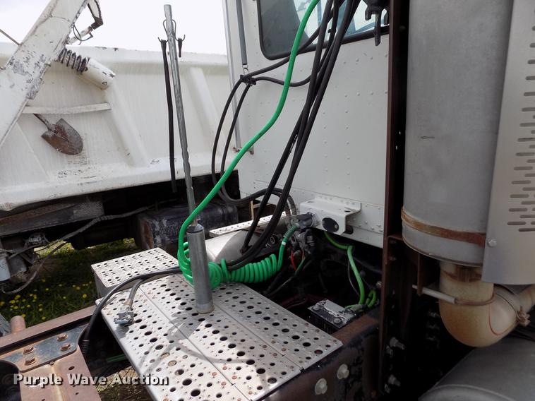 image for item FG9376 2006 Freightliner FLD120 semi truck