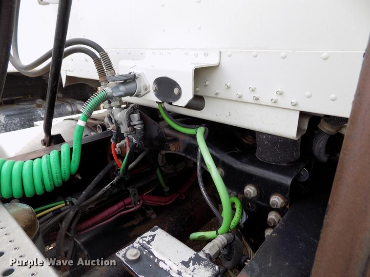 image for item FG9376 2006 Freightliner FLD120 semi truck