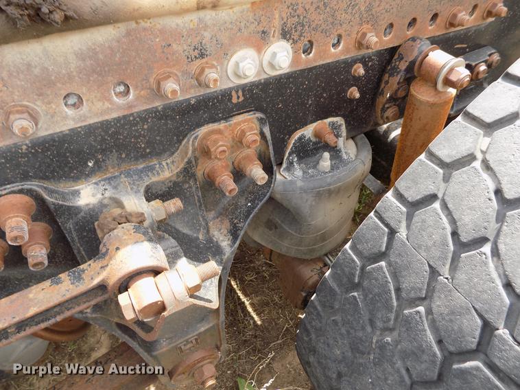 image for item FG9376 2006 Freightliner FLD120 semi truck