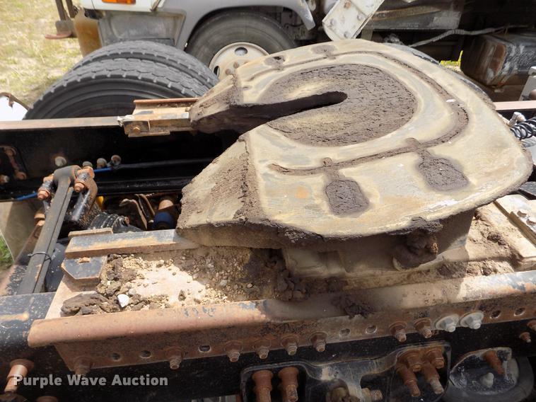 image for item FG9376 2006 Freightliner FLD120 semi truck