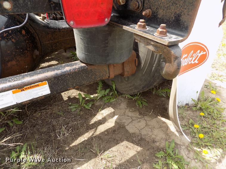 image for item FG9376 2006 Freightliner FLD120 semi truck