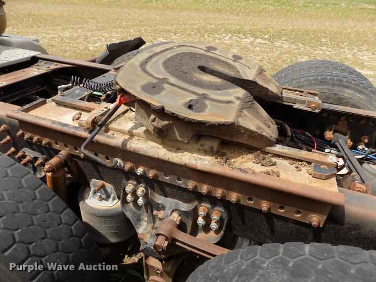 image for item FG9376 2006 Freightliner FLD120 semi truck