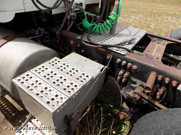 image for item FG9376 2006 Freightliner FLD120 semi truck