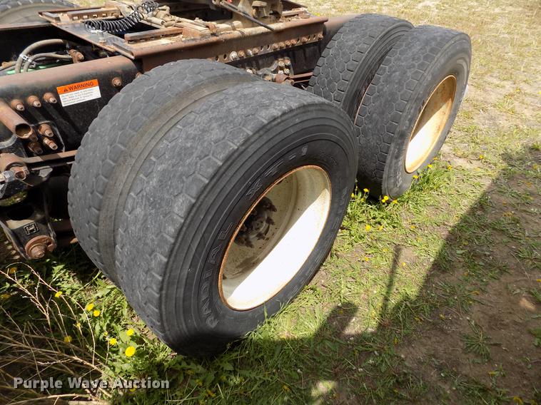 image for item FG9376 2006 Freightliner FLD120 semi truck