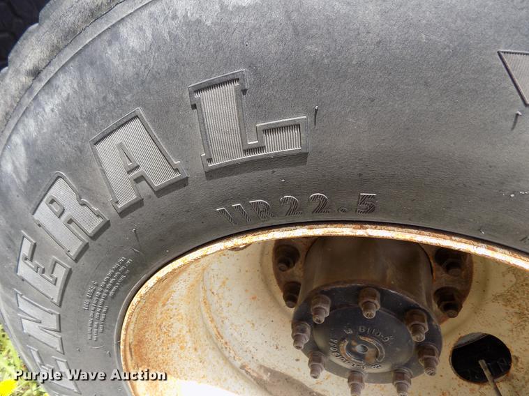 image for item FG9376 2006 Freightliner FLD120 semi truck