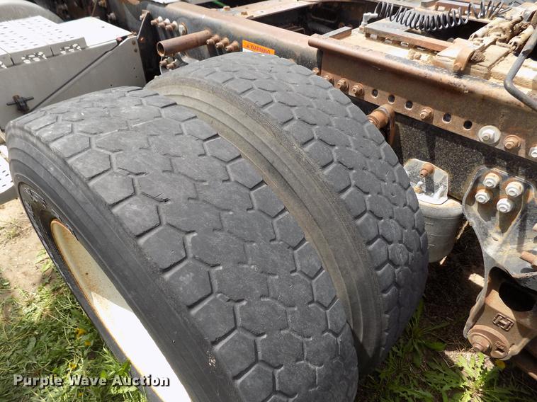 image for item FG9376 2006 Freightliner FLD120 semi truck