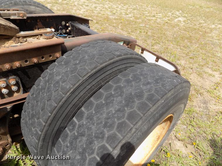 image for item FG9376 2006 Freightliner FLD120 semi truck