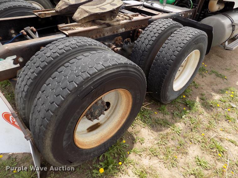 image for item FG9376 2006 Freightliner FLD120 semi truck