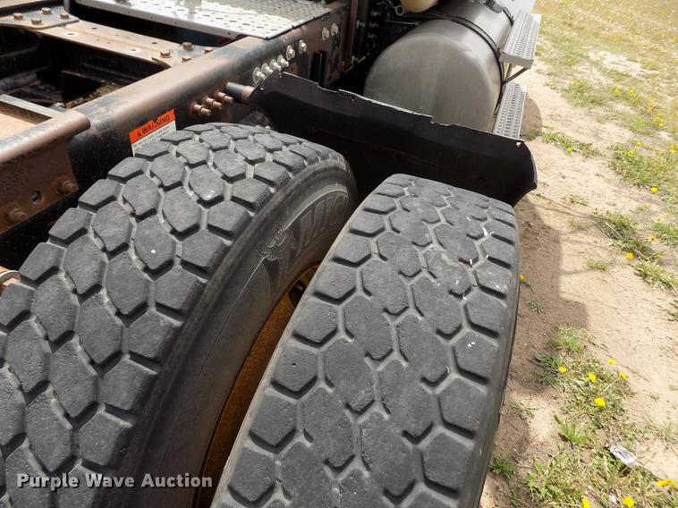 image for item FG9376 2006 Freightliner FLD120 semi truck