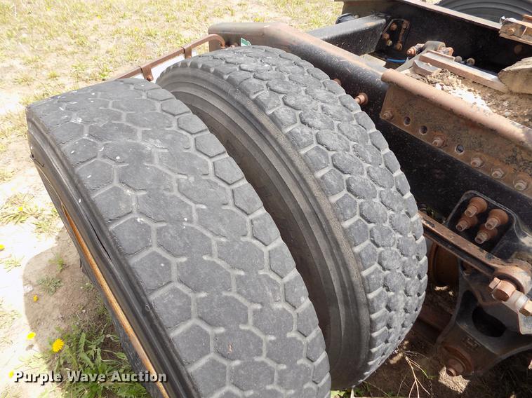 image for item FG9376 2006 Freightliner FLD120 semi truck