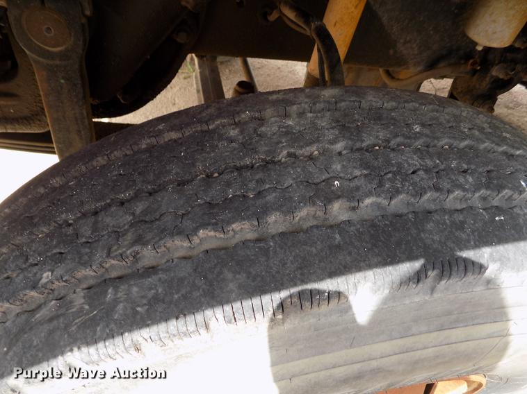 image for item FG9376 2006 Freightliner FLD120 semi truck