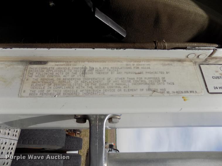 image for item FG9376 2006 Freightliner FLD120 semi truck