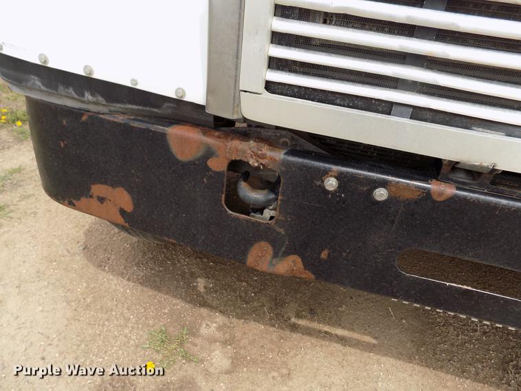 image for item FG9376 2006 Freightliner FLD120 semi truck