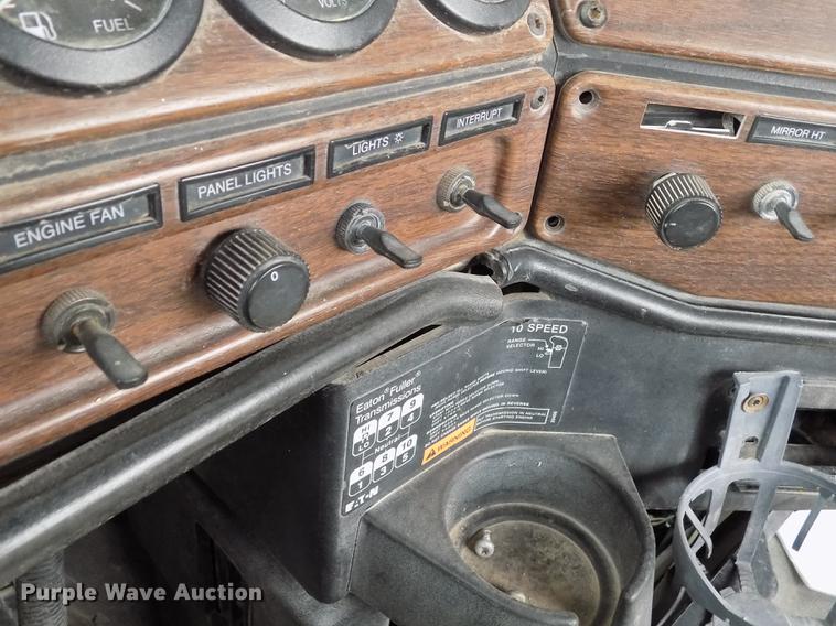 image for item FG9435 2008 Freightliner FLD semi truck